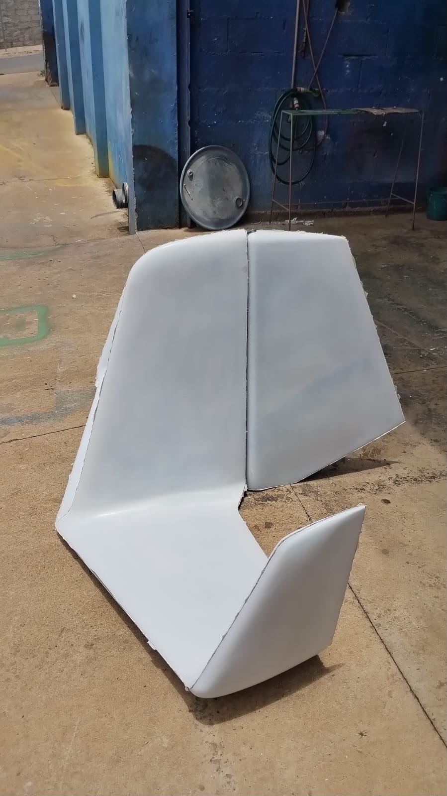 Empenagem laminada em fibra antes da pintura, com bordas ainda por acabar