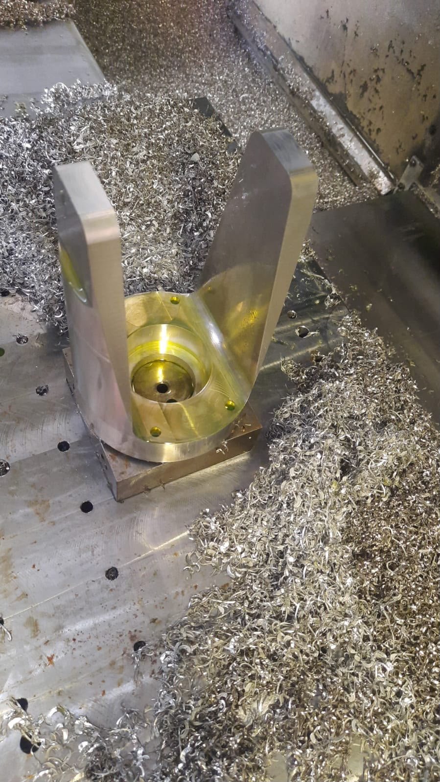 Cabeçote de rotor em U sendo usinado no centro de usinagem CNC