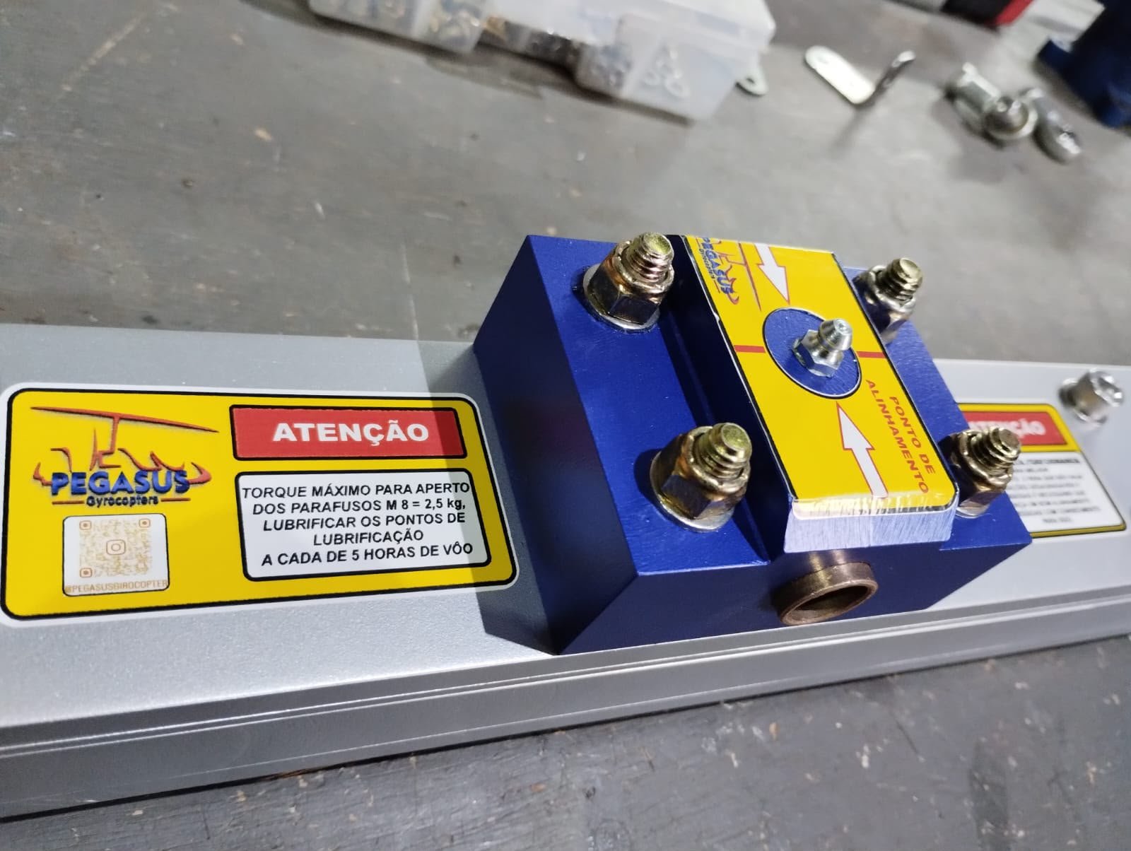 Bloco de alinhamento do rotor com a etiqueta de torque máximo dos parafusos