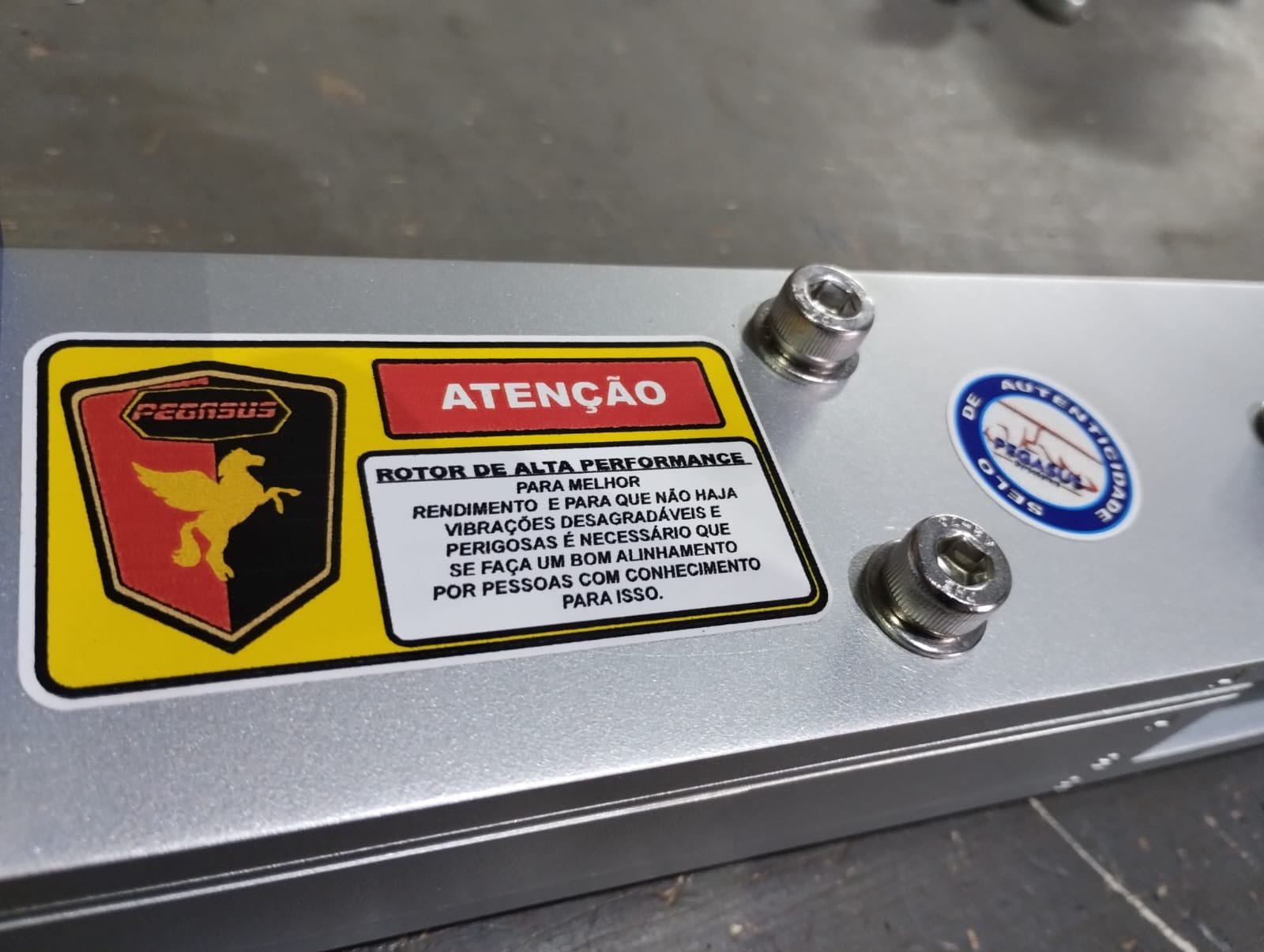 Etiqueta Rotor de Alta Performance e selo de autenticidade Pegasus aplicados na pá
