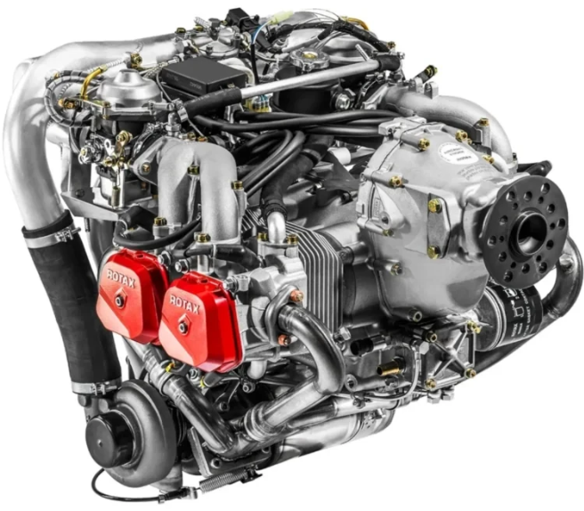 Motor aeronáutico Rotax 912 com cabeçotes vermelhos, caixa de redução e turbina